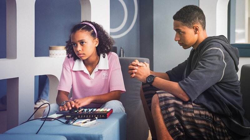 Malik (Jonathan Vöhringer) sucht das Gespräch mit der schlecht gelaunten Ruby (Sonia Kantati). Sie ist sauer, weil ihre Technik kaputt ist. – Bild: MDR/​Thomas Dietze