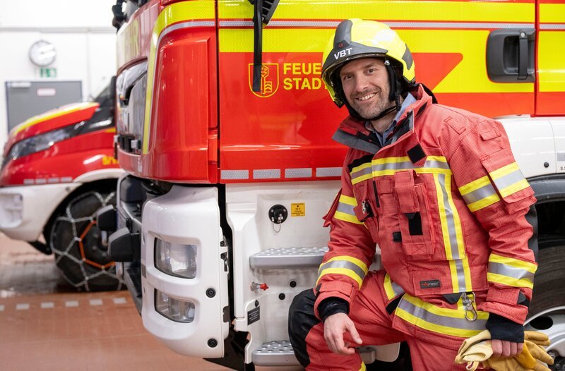Reporter Daniel Aßmann will herausfinden, warum Menschen im Ehrenamt bei der freiwilligen Feuerwehr ihr Leben riskieren. – Bild: WDR/​solis TV/​Melanie Grande