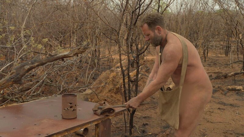 Joe Prouse constructs materials near his shelter. – Bild: Warner Bros. Discovery, Inc. or its subsidiaries and affiliates