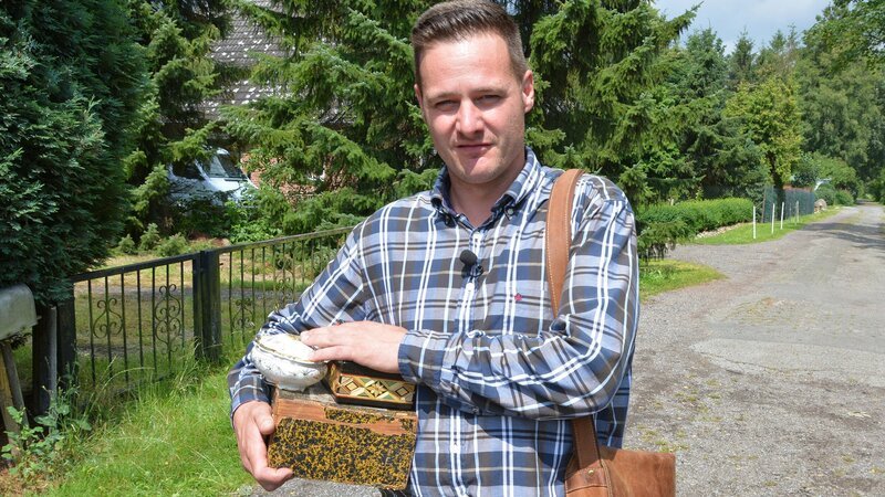 In nur vier Wochen ist es soweit: Dunja muss ihr Haus aufgeben. Aufgrund einer finanziellen Notlage ist sie zum Verkauf gezwungen. Das fällt ihr sichtlich schwer, denn sie hat eine wunderbare Zeit darin verbracht und verbindet mit jedem Stück darin eine schöne Erinnerung. Trödelprofi Andi Bierschock (Bild) hilft Dunja, sich von den alten Sachen zu befreien und einen Neuanfang zu starten. – Bild: RTL II/​Good Times