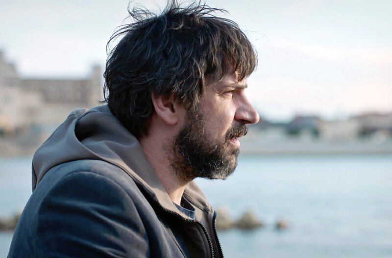 Der Journalist Stribor Kralj (Goran Bogdan) findet das Handy der Toten. Nun steht er vor der Frage, ob er es der Polizei übergibt oder für seine eigenen Recherchen nutzt. – Bild: Danko Vucinovic/​Drugi Plan/​Beta Film/​ZDF/​arte