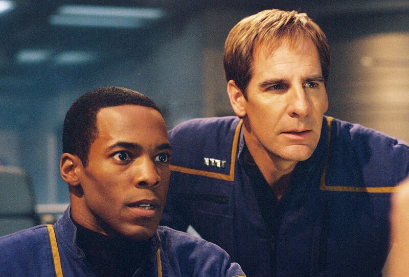 Bei einem Angriff auf die Erde kommen etwa sieben Millionen Menschen ums Leben. Ensign Travis Mayweather (Anthony Montgomery, l.) und Capt. Jonathan Archer (Scott Bakula, r.) wollen eingreifen. – Bild: axn