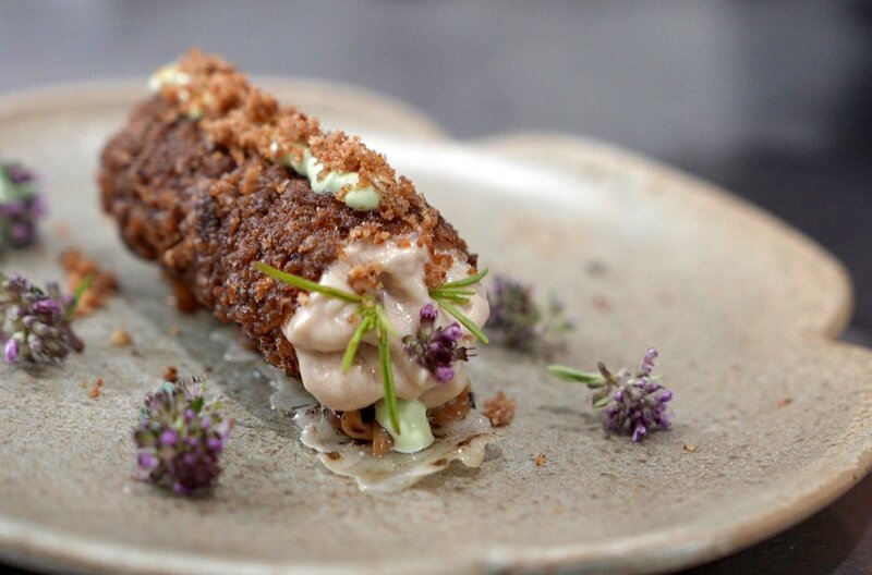 Die kleinen Rouladen mit ihrer cremigen Füllung und dem knackigen Kohlblatt sind in der rumänischen Küche sehr beliebt. – Bild: Elephant Doc