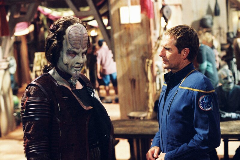 Archer (Scott Bakula, r.), Trip und Reed begeben sich auf den Planeten, um einen Chemiker aufzusuchen, der Trellium-D künstlich herstellen kann … – Bild: AXN