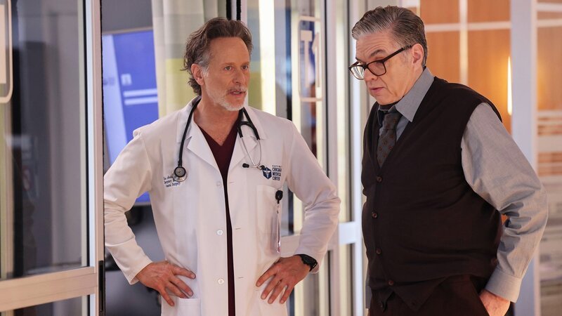 Chicago Med Staffel 10 Folge 17 Sie besprechen einen ungewöhnlichen Fall: Steven Weber als Dr. Dean Archer, Oliver Platt als Dr. Daniel Charles – Bild: SRF/​NBC Universal