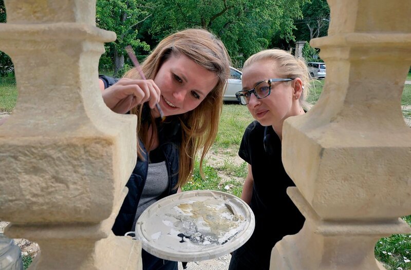 Marode Balken, fliegender Lehm und Hochzeitsvorbereitungen in historischem Ambiente. Ob Fachwerkhaus oder Schloss – engagierte Menschen leben ihren Traum, retten und sanieren alte Häuser mit viel Mut, Zeit und Selbstvertrauen. Vom Gutshaus in der Uckermark, über ein Inspektorenhaus in Schacksdorf bis zum Barockschloss in Polen – überall wird mehr als Geld investiert. – Karolina Jeziorska und Aneta Kamińska bei der Schlossrenovierung in Bojadła. – Bild: rbb/​Mirek Kubiak/​Steffi Stoye/​Anna Bilger