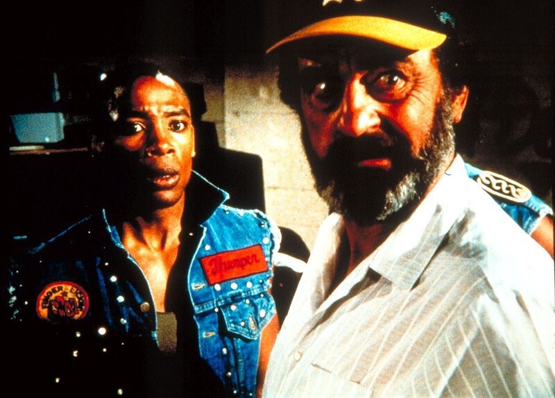 Thumper (Darin Taylor, l.) terrorisiert mit seiner Bande „Satanshelfer“ das ganze Viertel. Mark (Victor French) findet das bedenklich. – Bild: Worldvision Enterprises, Inc.