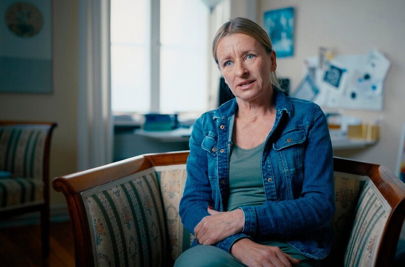Karoline Klemke behandelt als psychologische Psychotherapeutin seit 20 Jahren Straftäter*innen. Sie hatte Einsicht in das psychiatrische Gerichtsgutachten des Serienmörders Wolfgang Schmidt. – Bild: SWR/​Kinescope Film/​Henning Wirtz