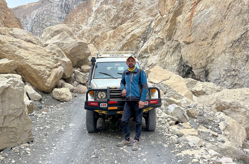 Er ist auf einer der gefährlichsten Straßen der Welt zu Hause: Mansoor Karim fährt mit seinem Taxi täglich die Dorfbewohner aus Shimshal zum Karakorum Highway. – Bild: André Zschocke