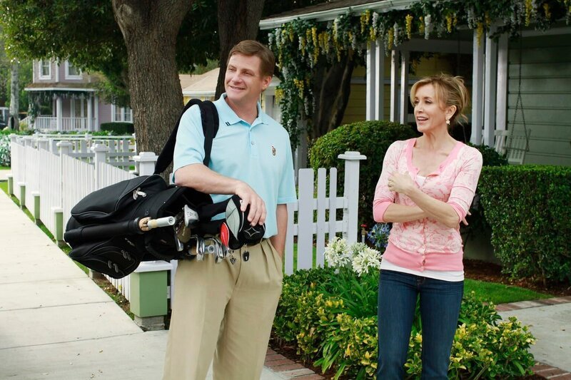 Tom (Doug Savant, l.) erhält ein phantastisches Stellenangebot von einer anderen Firma, will aber Carlos nicht im Stich lassen. Daraufhin versucht Lynette (Felicity Huffman, r.) durch Manipulation, ihn doch noch zur Annahme des Angebots zu bringen … – Bild: ABC Studios Lizenzbild frei