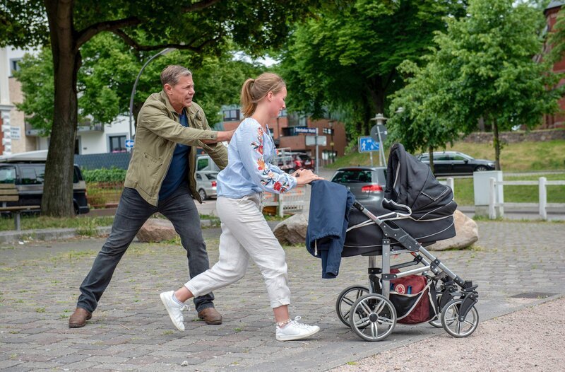 Finn (Sven Martinek) versucht, ein Unglück zu verhindern (mit Komparsin). – Bild: ORF/​ONE GATE/​ARD/​Thorsten Jander