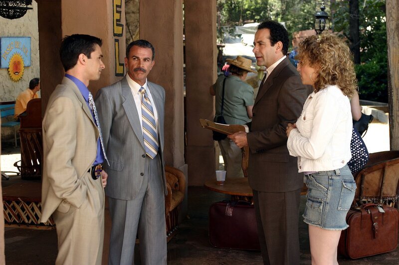 L--R: Lt. Plato (David Norona),Capt. Alameda (Tony Plana), Adrian Monk (Tony Shalhoub),Sharona Fleming (Bitty Schram) – Bild: ORF/​Universal/​Doug Hyun