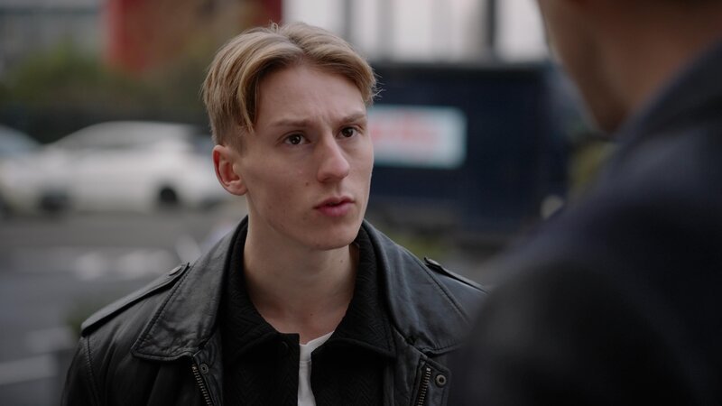 Dragan (Florian Thunemann, Rückansicht) ist erschüttert, als Lennox (Leif Lunburg) tief enttäuscht mit ihm bricht. – Bild: RTL /​ Drama im Boxring