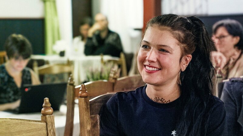 Victoria glücklich auf der Gemeinderatssitzung ihres Dorfes. – Bild: rbb/​ITV