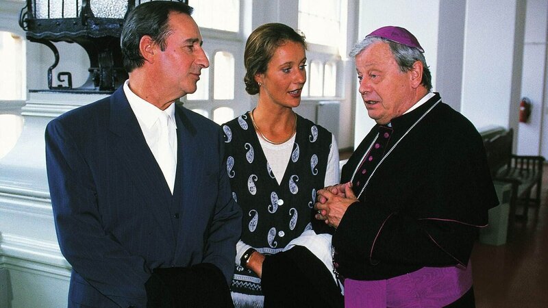 Oberstaatsanwalt Lotze (Henry van Lyck) und Staatsanwältin Glaser (Britta Schmeling) erhoffen sich Informationen von Bischof Clemens (Peter Schiff) zu dem Tod des Bauunternehmers Kretschmar, dem ein Millionenbauprojekt der Kirche zugeteilt war. – Bild: MG RTL D