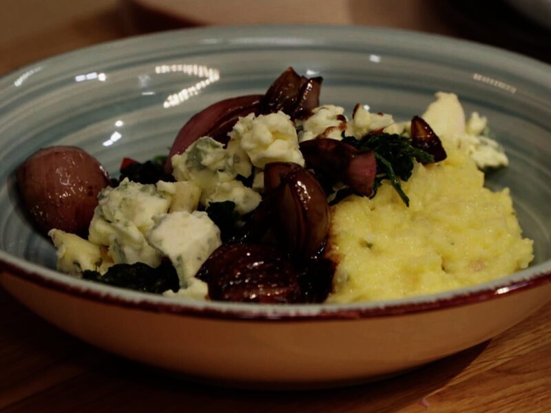 Cremige Polenta mit Blattspinat. – Bild: tv.gusto
