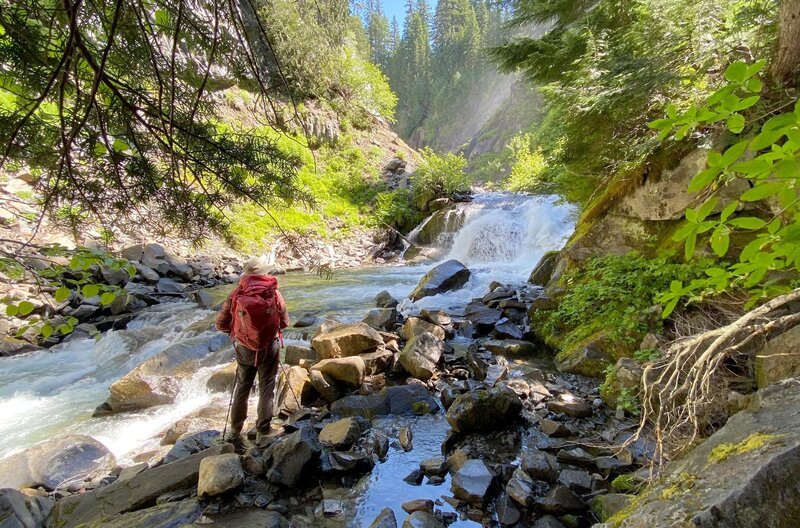 Louis-Marie Blanchard erkundet die Kaskadenkette, eine vulkanisch geprägte Region im US-Bundesstaat Oregon. – Bild: Bonne Pioche Television
