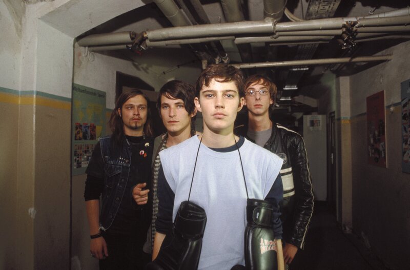 Nach und nach wird Luka (Jana Straulino, vorne) klar, dass das Leben für Jungs auch so seine Tücken hat. Ihre Freunde Toby (Nicky Kantor, r.), Jo (David Winter, 2.v.l.) und Maus (Tim Sander, l.) haben dies schon oft am eigenen Leib erfahren müssen … – Bild: ATV II