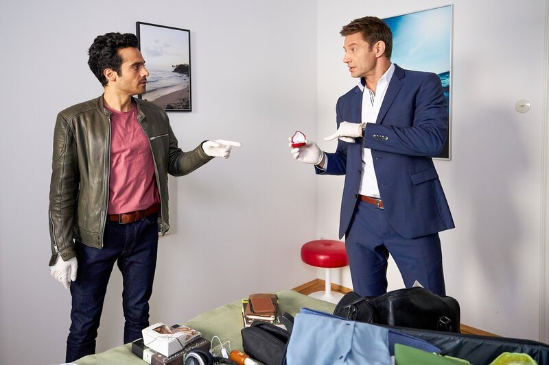 Raubmord kann ausgeschlossen werden, da sind sich die Kommissare Kaya (Baran Hêvî, l.) und Hansen (Igor Jeftic, r.) sicher. – Bild: ZDF /​ ORF /​ Bojan Ritan