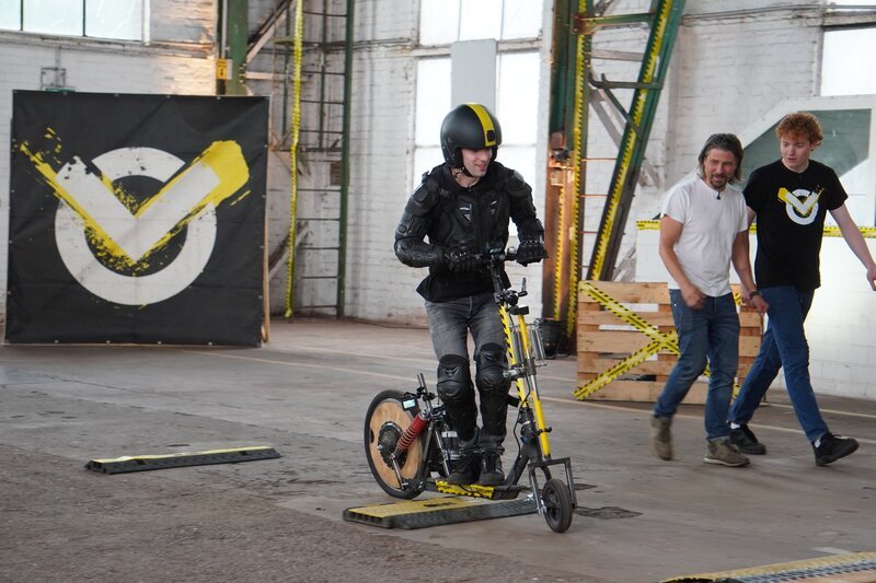 Schneller geht immer! Felix (links), Jona (rechts) und Tommy pimpen E-Scooter. – Bild: ZDF/​Katharina Barnick