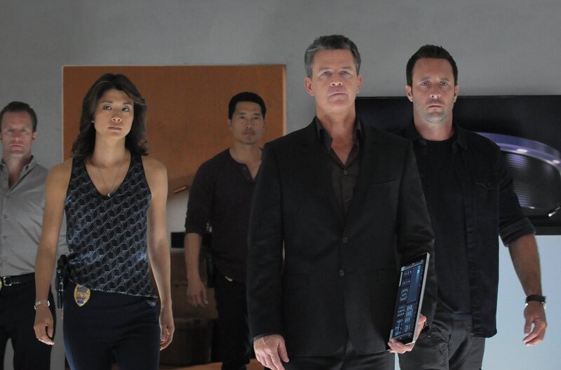 Ein strenggeheimer unzerstörbarer Militäranzug, der dem von Iron Man gleicht, wurde aus dem Labor von Universal Export gestohlen. Gemeinsam mit Geschäftsführer Clark Brighton (Ted King, 2.v.r.) müssen Kono (Grace Park, 2.v.l.), Steve (Alex O’Loughlin, r.), Chin (Daniel Dae Kim, M.) und Danny (Scott Caan, l.) ermitteln, um Iron Man zu fassen … – Bild: 2016 CBS Broadcasting, Inc. All Rights Reserved /​ Norman Shapiro Lizenzbild frei