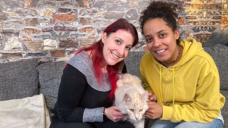 Pia besucht Katzenpsychologin Nici. Sie weiß Rat, wenn zum Beispiel eine Katze die Couch zerkratzt. – Bild: BR/​TEXT+BILD Medienproduktion GmbH & Co. KG/​Karen Markwardt