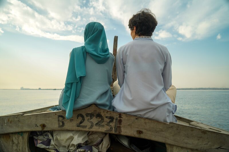 Rosa Lyon im Gespräch mit Muqaddas Tahir. Sie hat sich mit ihren 22 Jahren ein großes Ziel gesetzt: die Mangroven in Pakistan zu schützen. – Bild: ORF/​Rosa Lyon