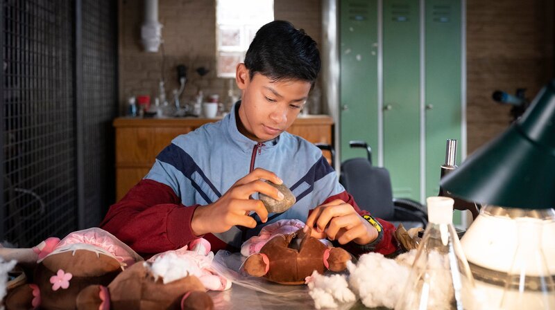 Jet (Sheldon) füllt die Puppen mit Steinen. – Bild: NDR/​Boris Laewen