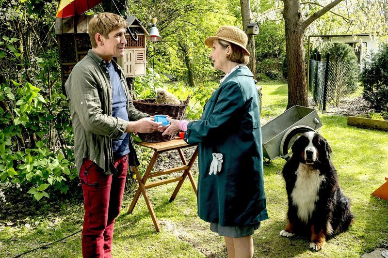 Endlich naht Hilfe bei der Fütterung der Tierbabys. Fritz Fuchs (Guido Hammesfahr, l.) freut sich über die Unterstützung von Frau Kluthe (Margot Nagel, r.). – Bild: ZDF/​Ole Schwarz