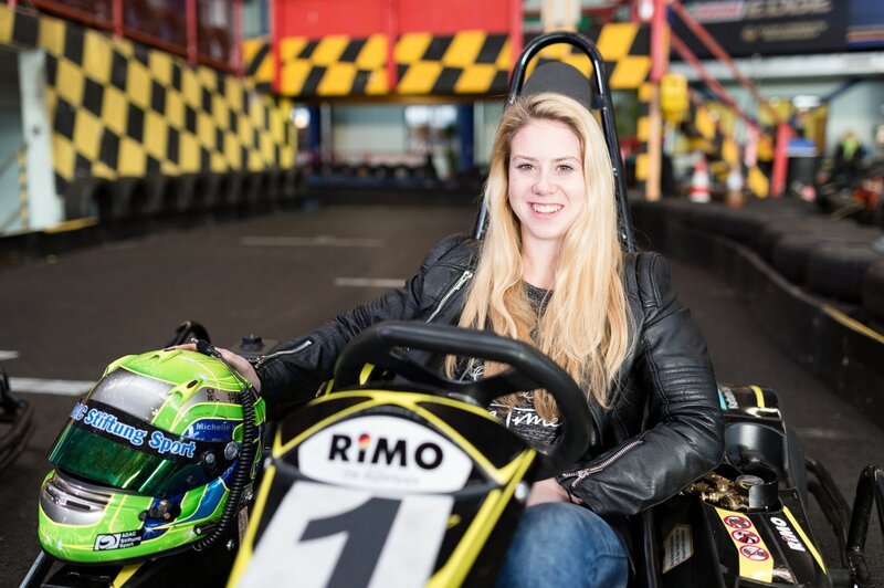 Formel 4-Fahrerin Michelle Halder auf der Rennstrecke. – Bild: BR/​megaherz gmbh/​Hans-Florian Hopfner