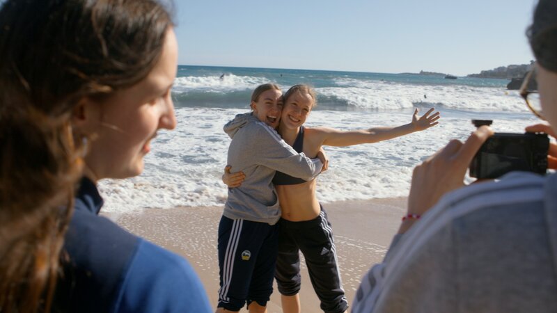 Rosa (rechts) liebt das Meer. – Bild: NDR/​Telekult