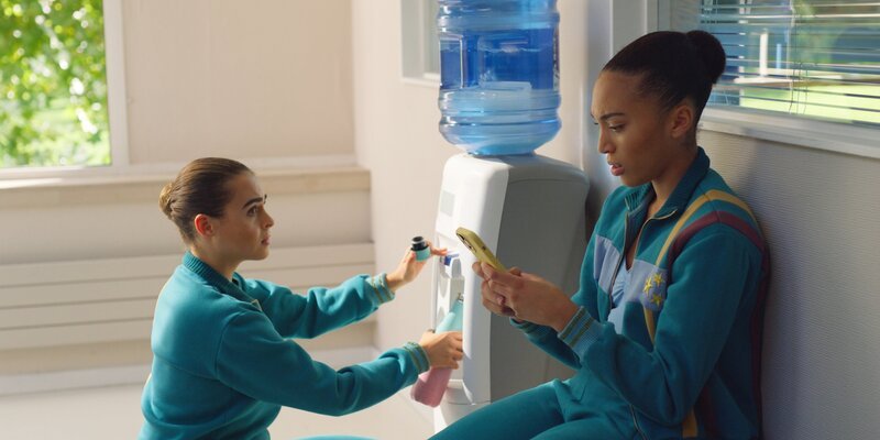 Simone (Margherita Barbieri, l.) hat Cece (Hailey Romain, r.) in Verdacht, Magie angewendet zu haben um beim Tanzen besser abzuschneiden. – Bild: Cottonwood Media – ZDF – ZDF Studios – Opéra Na