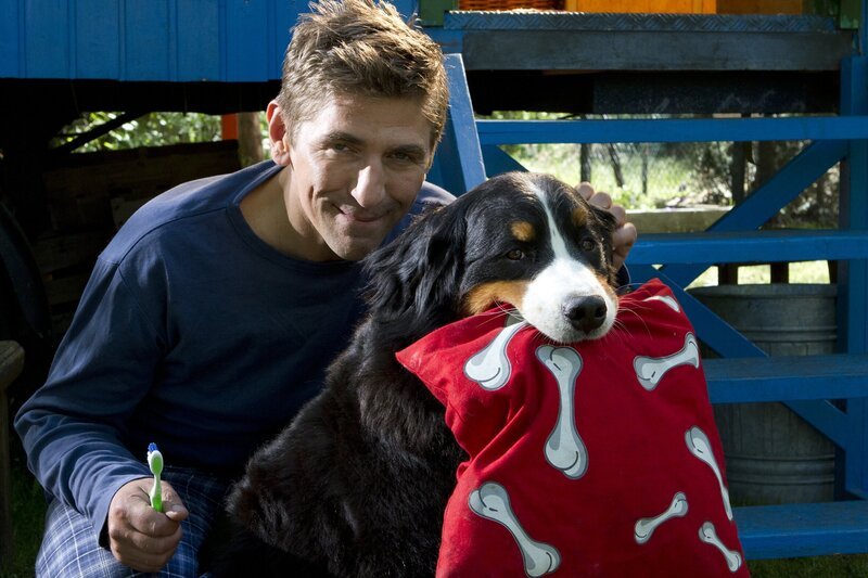 Fritz Fuchs (Guido Hammesfahr) und Keks sind bereit für die Nacht. Hund Keks freut sich schon auf sein nächtliches Abenteuer. – Bild: ZDF/​Zia Ziarno