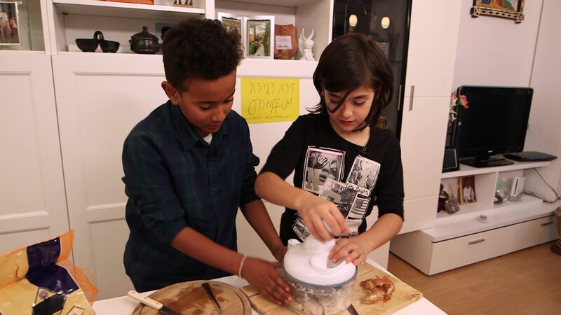 Amanuel und Zerrin schneiden Zwiebeln – Bild: SWR/​Nordisch Filmproduction