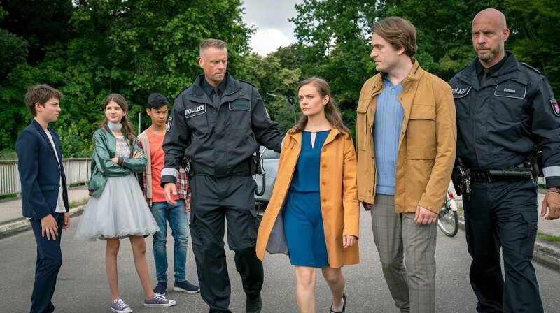 Monique und Henk werden von der Polizei festgenommen – Bild: NDR/​Boris Laewen