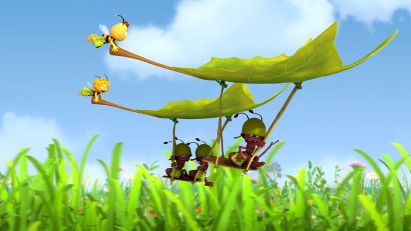 Durch die Luft entkommen Maja und ihre Freunde. – Bild: ZDF/​Studio100 Animation