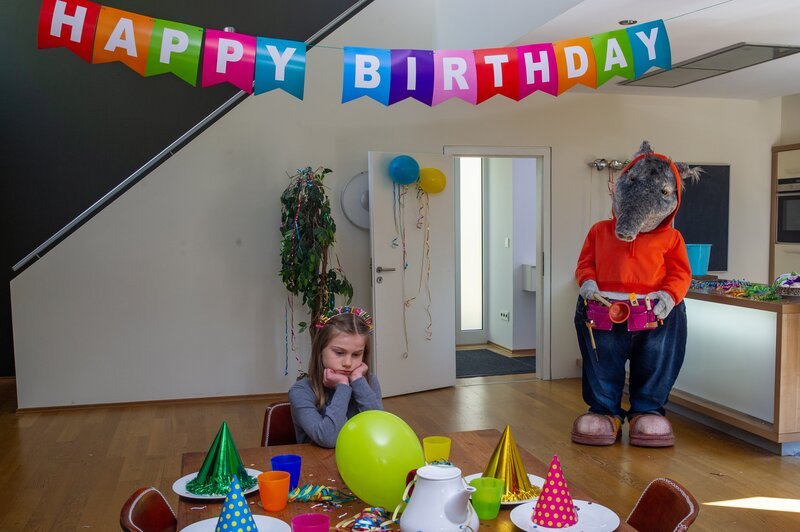 TanzTapir hofft, dass die Geburtstagsparty toll wird. – Bild: KiKA/​MingaMedia/​Ron Bergmann
