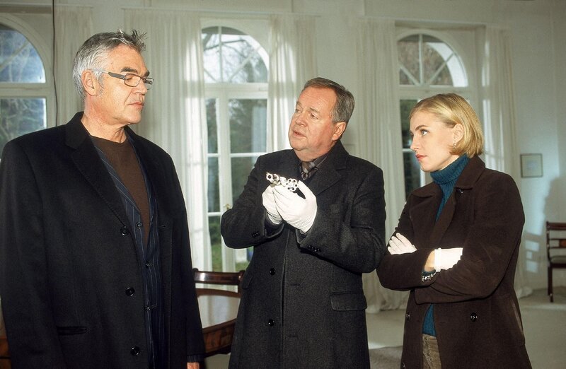 Die Beamten Kehler (Wolfgang Bathke, M.) und Svenja Björson (Li Hagman) haben in der Wohnung von Klaus Thurau (Michael Greiling) Belastungsmaterial gefunden. – Bild: RTL /​ Rolf Baumgartner