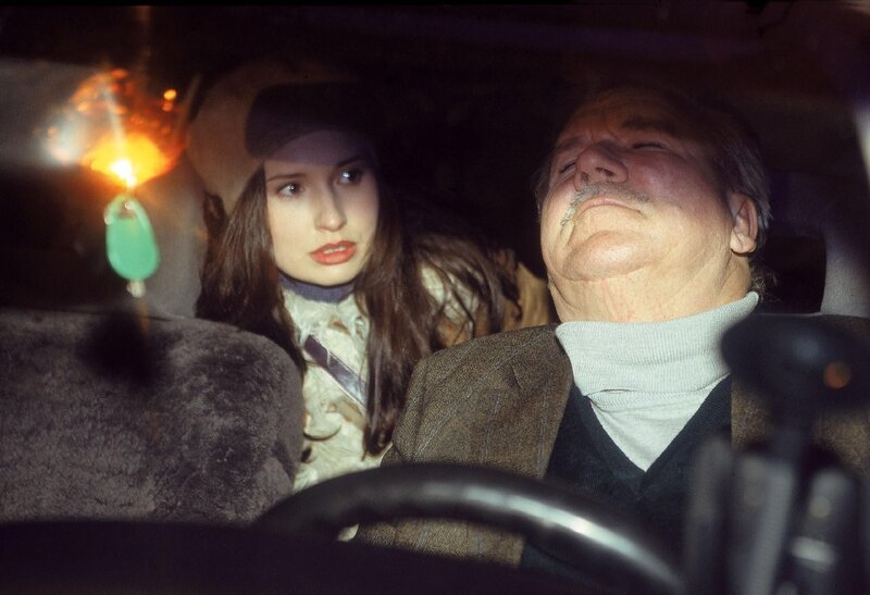 Nicole (Anna Frenzel-Röhl) ist schockiert, als sie den toten Taxifahrer (Komparse) entdeckt. – Bild: RTL /​ Rolf Baumgartner