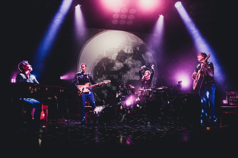 Love – Das Mundart – ABBA Tribute
Secondhand Orchestra
Secondhand Orchestra mit Roman Riklin, Daniel Schaub, Frölein Da Capo und Adrian Stern
SRF/​Tabea Hüberli – Bild: SRF1