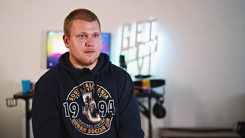 Für Jean stehen die letzten beiden Theoriestunden für seinem Führerschein auf dem Programm. Wie wird sich der gelernte Verkäufer dabei schlagen? – Bild: RTLZWEI