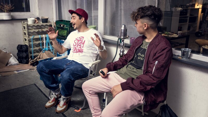 Sol (Eko Fresh, l.) will Deniz (Levin Alin, r.) davon abringen, weiterhin zum Ballett zu gehen und versucht es mit der Kumpel-Nummer. – Bild: ZDF und Efe Cetinoezman