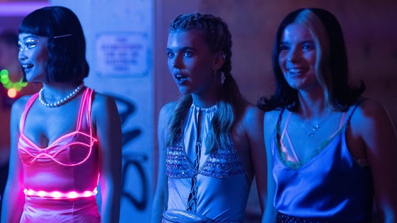 Mei (Callina Liang, l.), Zia (Carla Woodcock, M.) und Regan (Tessa Lucille, r.) haben endlich die Location für den geheimen Rave gefunden. – Bild: ZDF und Little Prince (ITV) /​ Ross Ferguson