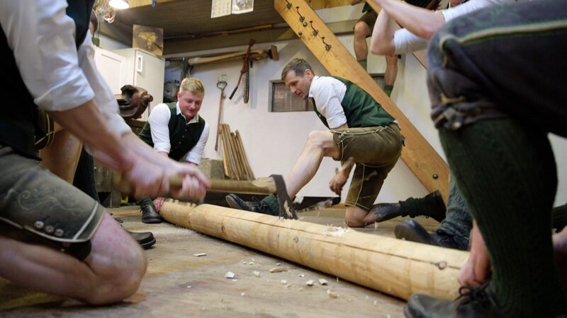 Die Schuhplattlergruppe The Burning Shoes beim Holzhacker-Plattler in Dörflach. – Bild: ORF/​Michael Weinmann