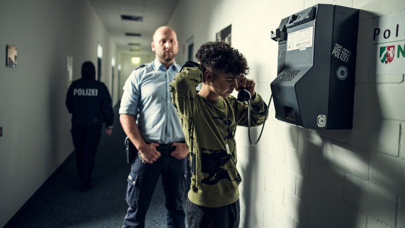 Deniz Bulut (Levin Alin) wurde verhaftet. – Bild: ZDF und Efe Cetinoezman