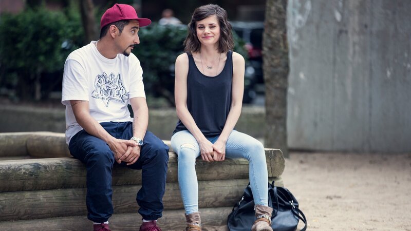 Sol (Eko Fresh) will Jessica (Joyce Ilg) überzeugen, dass Sören der richtige Mann für Lisa ist. – Bild: ZDF und Efe Cetinoezman