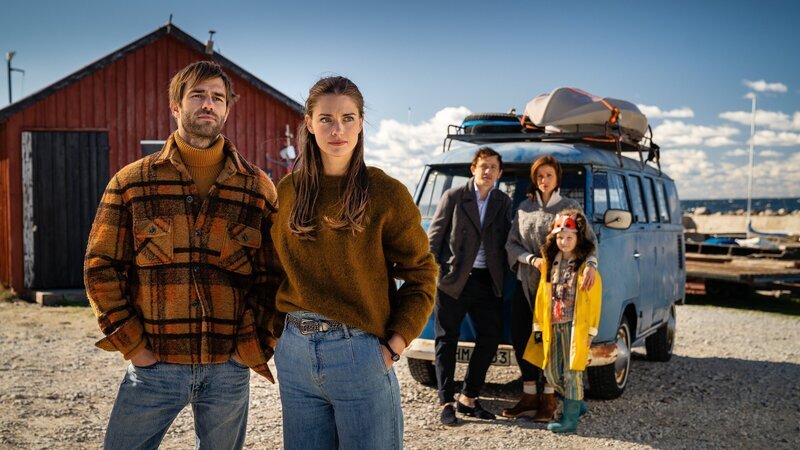 Auf der Suche nach ihrem Partner Lars (Ben Bela Böhm, M.) lernt die junge Köchin Astrid (Laura Berlin, 2.v.l.) den Campingplatzbetreiber Björn (Moritz Vierboom, l.) und dessen kesse Tochter Tova (Lisa Marie Trense, r.) kennen. Seine Frau Elin (Katrin Heß, 2.v.r.) hat die Familie verlassen, um sich auf einen Selbstfindungstrip zu begeben. – Bild: ZDF und Arvid Uhlig