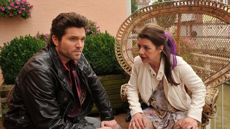 Jo Stoll (Peter Ketnath) befragt die Friseurin Jana Kiefer (Tilla Kratochwil) nach ihrem Alibi. Überzeugt ist er nicht. – Bild: ZDF und Markus Fenchel