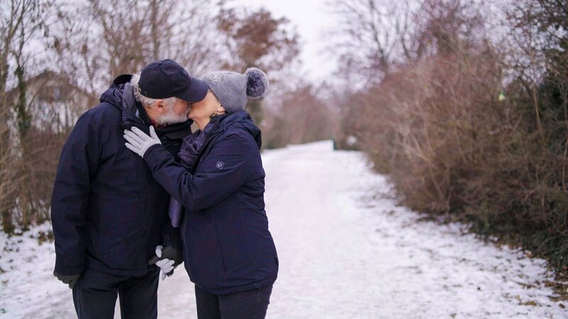 Bei Renate und Walter Kaufmann ist die Liebe auch nach über 51 Jahren noch groß. – Bild: ORF/​Good Media Solutions