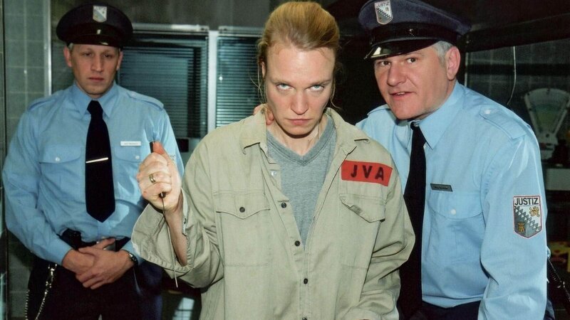 Mit dem Messer in der Hand versucht Simone (Susanne Schlenzig) sich zu erinnern. Immer wieder erscheint ihr Baumann (Armin Dallapiccola, r.), der ihr gehässig Kommentare zuflüstert … – Bild: MG RTL D /​ Kathrin Knoke